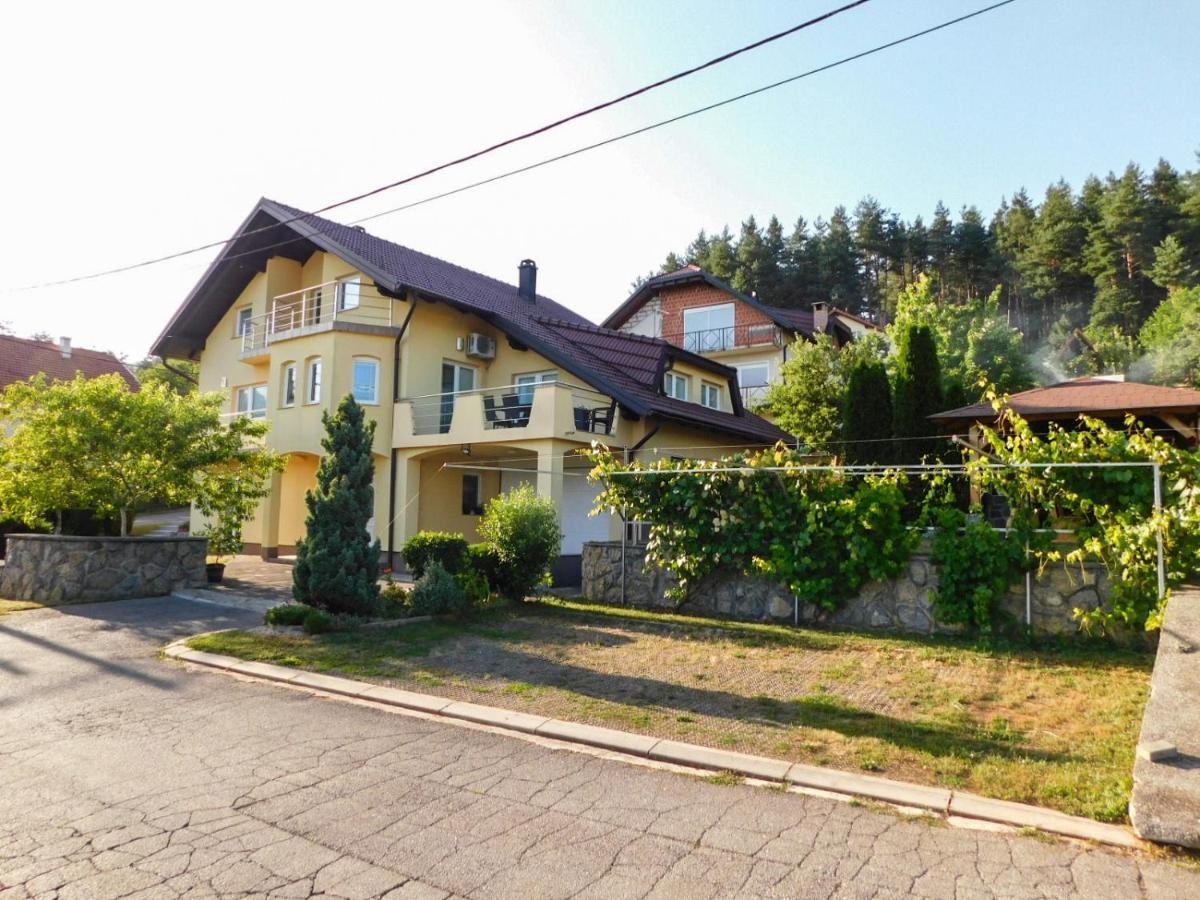 Apartman Lara Otocac Exterior photo